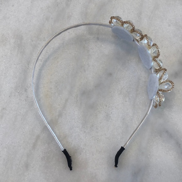 Pretty white jewels and beaded flowers headband main image 7